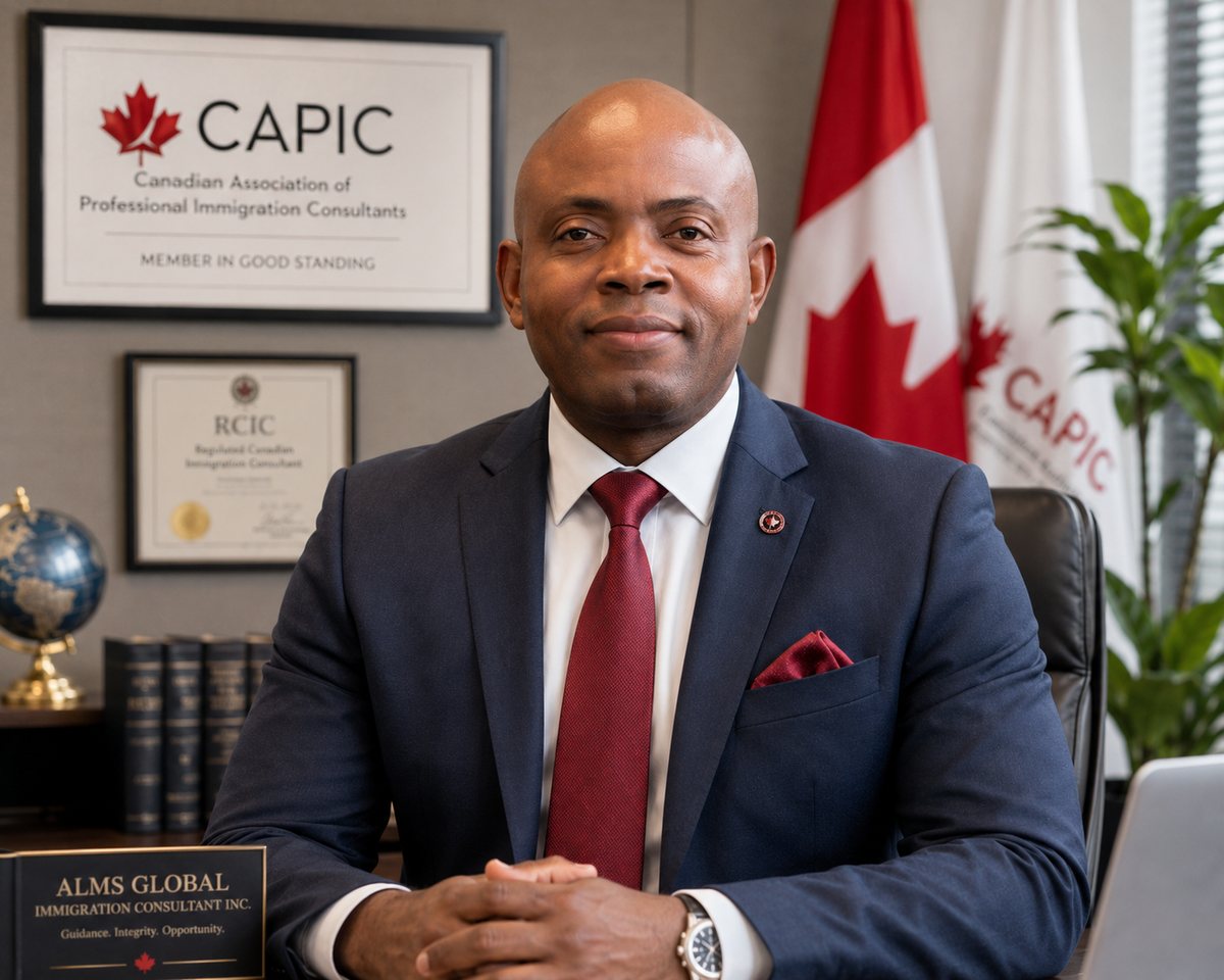 Aloysius Adimaulor, consultant réglementé en immigration canadienne, assis à son bureau